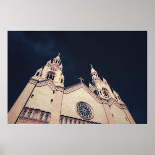 Kirchenarchitektur vor dunklem Hintergrund Poster
