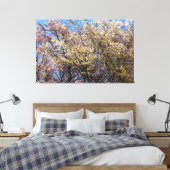 Kirschbäume blühen an einem warmen Frühlingstag Leinwanddruck (Insitu (Schlafzimmer))