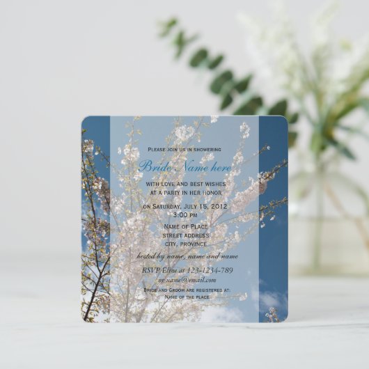 Kirschblüte in blauem Himmel Brautparty Einladung (Stehend Vorderseite)