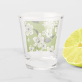 KIRSCHBLÜTE - SAKURA-MUSTER IN MATCHA-GRÜN SCHNAPSGLAS (Rückseite)