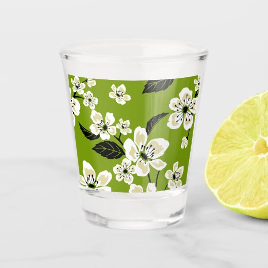 KIRSCHBLÜTE - SAKURA-MUSTER IN MATCHA-GRÜN SCHNAPSGLAS (Vorderseite)