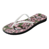 Kirschblüte und Kichererbsen auf rosa Badesandalen (Schrägansicht)