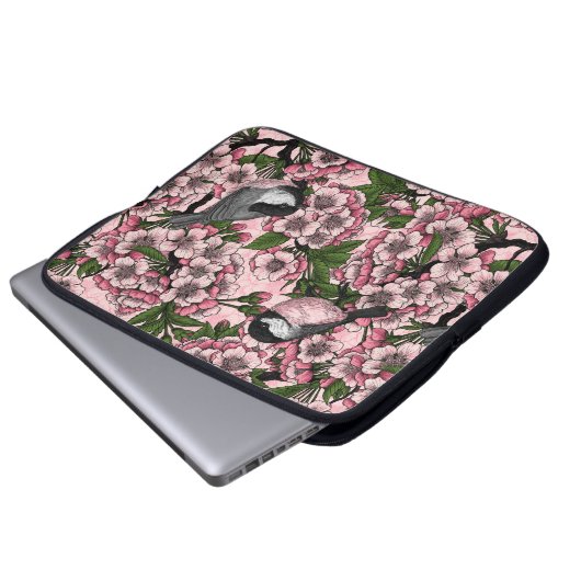 Kirschblüte und Kichererbsen auf rosa Laptopschutzhülle (Vorne Knopf)