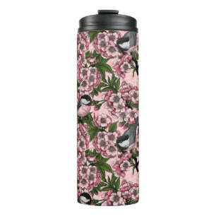 Kirschblüte und Kichererbsen auf rosa Thermosbecher