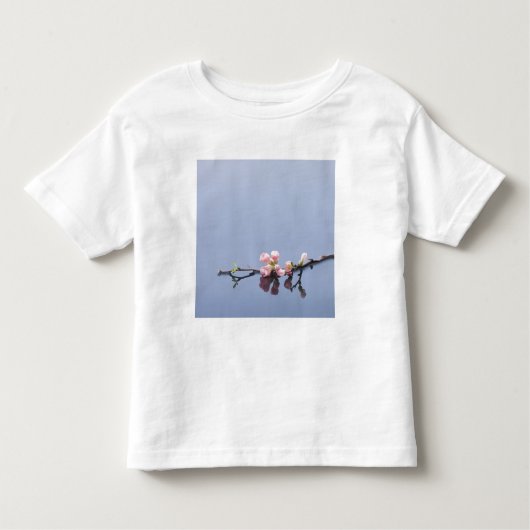 Kirschblüten auf Wasser Kleinkind T-shirt (Vorderseite)