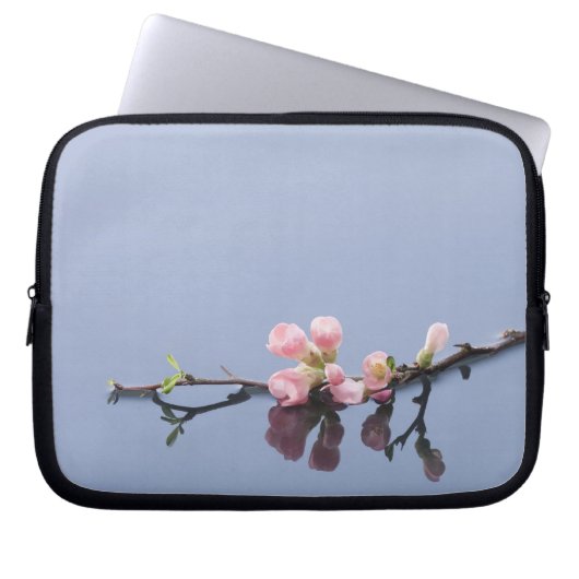 Kirschblüten auf Wasser Laptopschutzhülle (Vorderseite)