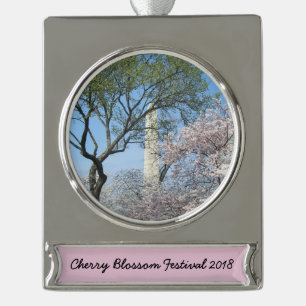 Kirschblüten und das Washington Monument in DC Banner-Ornament Silber