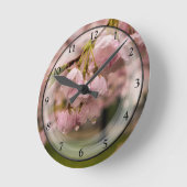 Kirschblüten und Regenfälle Runde Wanduhr (Winkel)