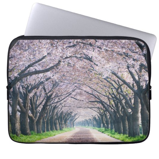Kirschblüten-Weg Laptopschutzhülle (Vorderseite)
