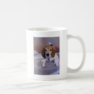 Kirsche entspringt kaffeetasse