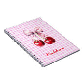 Kirsche mit süßem rosa Schleifchen auf Gingham mit Notizblock (Rechte Seite)
