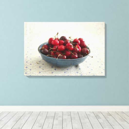Kirschen in einer blauen Schüssel Leinwanddruck (Insitu (Holzboden))