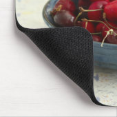 Kirschen in einer blauen Schüssel Mousepad (Ecke)