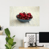 Kirschen in einer blauen Schüssel Poster (Heimbüro)