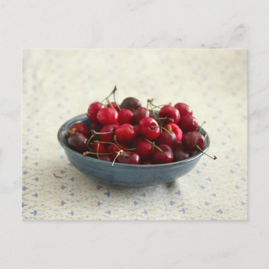 Kirschen in einer blauen Schüssel Postkarte (Vorderseite)