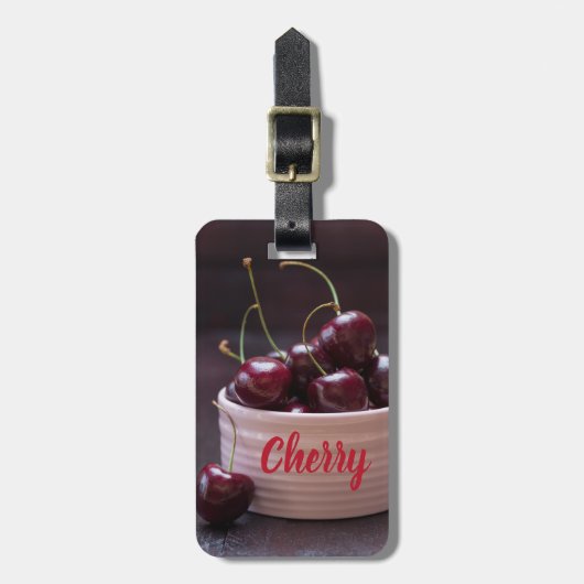 Kirschen in rosa Schüssel für Obstliebhaber Gepäckanhänger (Vorderseite vertikal)