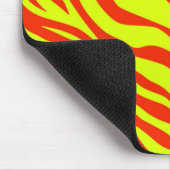 Kirschrot und Neongelb Zebra gestreift Mousepad (Ecke)