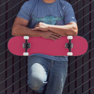 Kirschrotes Skateboard mit modernem, schlankem Des