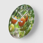 KirschTomaten auf der Weinküche Runde Wanduhr (Winkel)