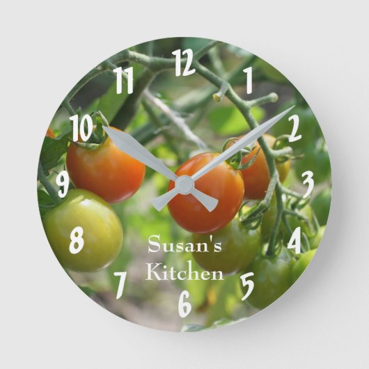 KirschTomaten auf der Weinküche Runde Wanduhr (Vorderseite)