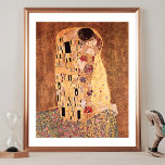Kiss Gustav Klimt Kunst Poster<br><div class="desc">Ein Kunstposter mit der Ölmalerei von Gustav Klimt (1862-1918),  The Kiss (um 1907). Gustav war in Österreich geboren. Ein Mann und eine Frau in einer Umarmung. Das Originalgemälde besteht aus mehreren Schichten aus Blattgold.</div>