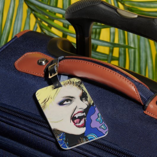 "Kiss Hard" Gemälde auf einem Gepäckanhänger (Vorderseite Insitu 1)