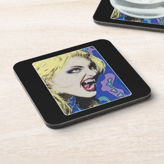 "Kiss Hard" Gemälde auf einem Getränkeuntersetzer (Linke Seite)