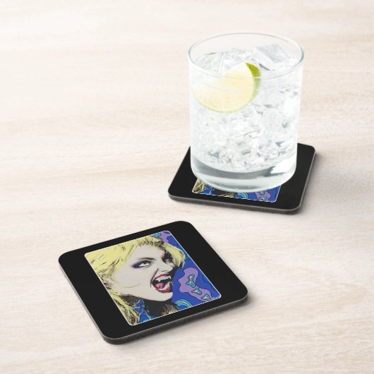 "Kiss Hard" Gemälde auf einem Getränkeuntersetzer (Rechte Seite)