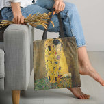 Kiss Klimt Tasche<br><div class="desc">Die Kiss Klimt Tote Tasche - Diese aufregende Tasche zeigt das Kunstwerk des österreichischen Malers Gustav Klimt. Das Kunstwerk von 1907 zeigt ein intimes Paar, während sich die Erholung des Gemäldes in einem schimmernden, extravaganten Flachmuster auflöst. Stile auf und behalt dein Wesentliches praktisch mit diesem auffälligen und einzigartigen Totbeutel. Auch...</div>