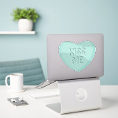 Kiss Me Aquamarin Candy Heart Sticker (Laptop auf Schreibtisch)