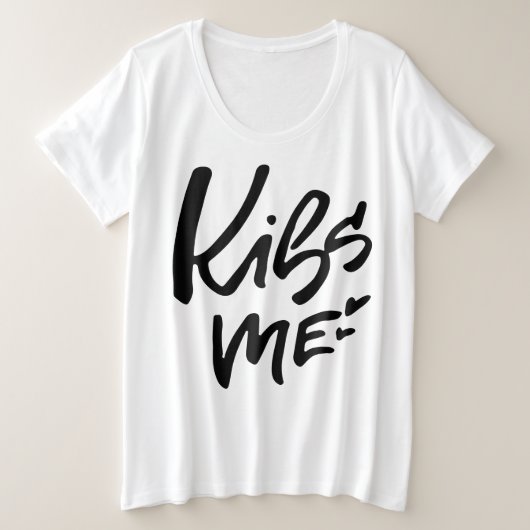 Kiss Me Bold Hand Letter Statement Große Größe T-Shirt (Design vorne)