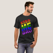 Kiss Me Bro LGBT Rainbow Pride Birthday Present Gi T-Shirt (Vorne ganz)