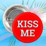 KISS ME fun Button / Retro Party - rot<br><div class="desc">Phantastische Tasten: Klassischer Party-Button mit dem Text "KISS ME" - lustige Mode,  Uni Party,  geheimer Weihnachtsmann,  Bürofeiern / Nachtessen. Ändern Sie die Hintergrundfarbe im Editierdesign.</div>