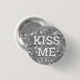 KISS ME fun Button / Retro Party - Silber