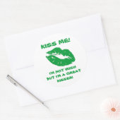 Kiss Me-Green Irish Kiss Runder Aufkleber (Umschlag)