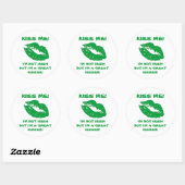 Kiss Me-Green Irish Kiss Runder Aufkleber (Blatt)