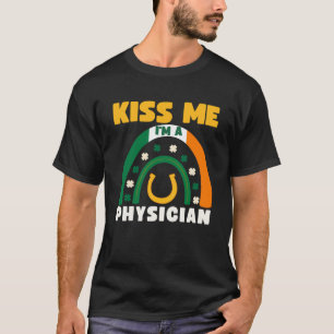 Kiss Me I bin Arzt St Patricks Day Puns Iris T-Shirt