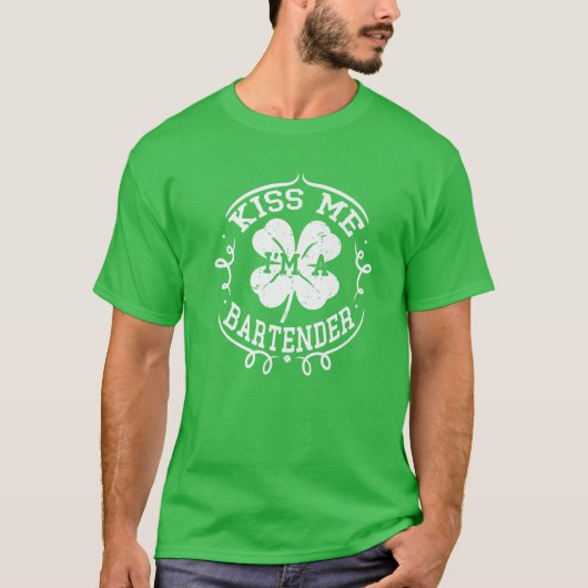 Kiss Me I bin Barkeeper Funny St Patrick's Day Gif T-Shirt (Vorderseite)