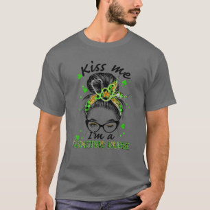 Kiss Me I bin ein Kinderkrankenpfleger Messy Bun S T-Shirt