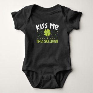 Kiss Me I bin Sullivan - Nachname Sullivan Baby Strampler