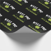 Kiss Me I bin Sullivan - Nachname Sullivan Geschenkpapier (Ecke)