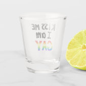Kiss Me I is Gay Schnapsglas (Rückseite)