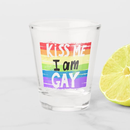 Kiss Me I is Gay Schnapsglas (Vorderseite)