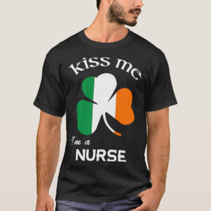 Kiss Me I m a Nurse Kleeblatt Medical Assistant T-Shirt