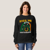 Kiss Me I m A Photographer St Patricks Day Puns Ir Sweatshirt (Vorne ganz)