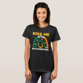 Kiss Me I m A Photographer St Patricks Day Puns Ir T-Shirt (Vorne ganz)