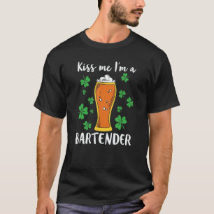Kiss Me Ich bin ein Barkeeper Niedliches Kleeblatt T-Shirt