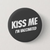 Kiss Me Ich bin geimpft Modernes Niedliches Zitat Button (Vorderseite)