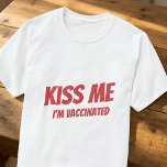 Kiss Me Ich bin geimpft Modernes Niedliches Zitat T-Shirt<br><div class="desc">"Kiss Me I bin geimpft" in moderner,  niedlicher und einfacher serifenloser Typografie</div>
