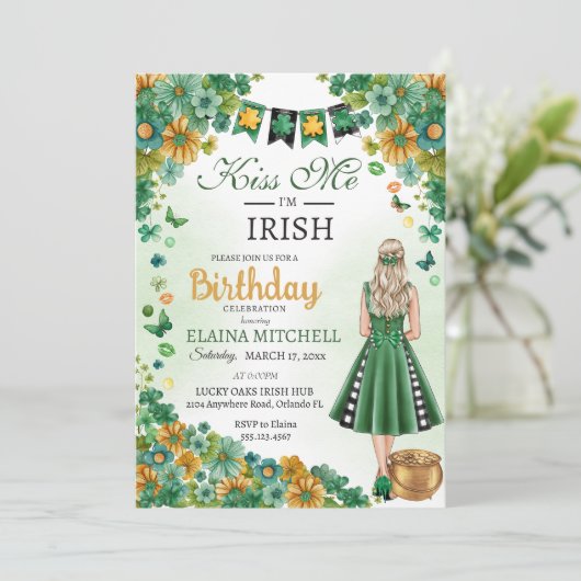 Kiss Me Ich bin Irish Girl Green Dress St. Patrick Einladung (Stehend Vorderseite)